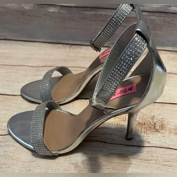Betsey Johnson Broadway Silver Satin Crystal Ankle Strap 4" Heel Pumps Size 7 - Picture 3 of 7